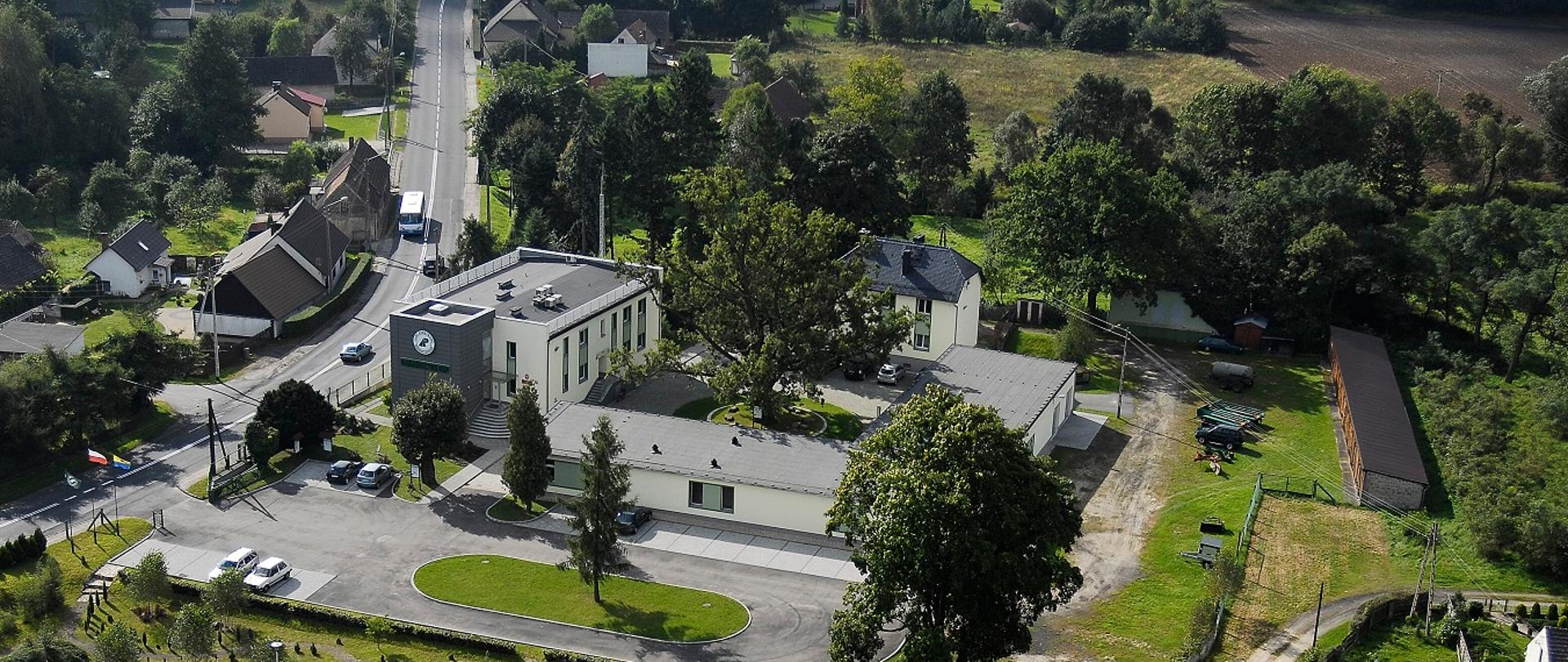 Widok budynku Nadleśnictwa Kup wraz z przyległymi budynkami z lotu ptaka