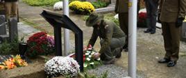 Złożenie kwiatów na grobach poległych polskich żołnierzy
