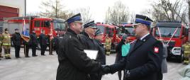 Uroczystość przekazania pojazdów pożarniczych - uroczysta zbiórka