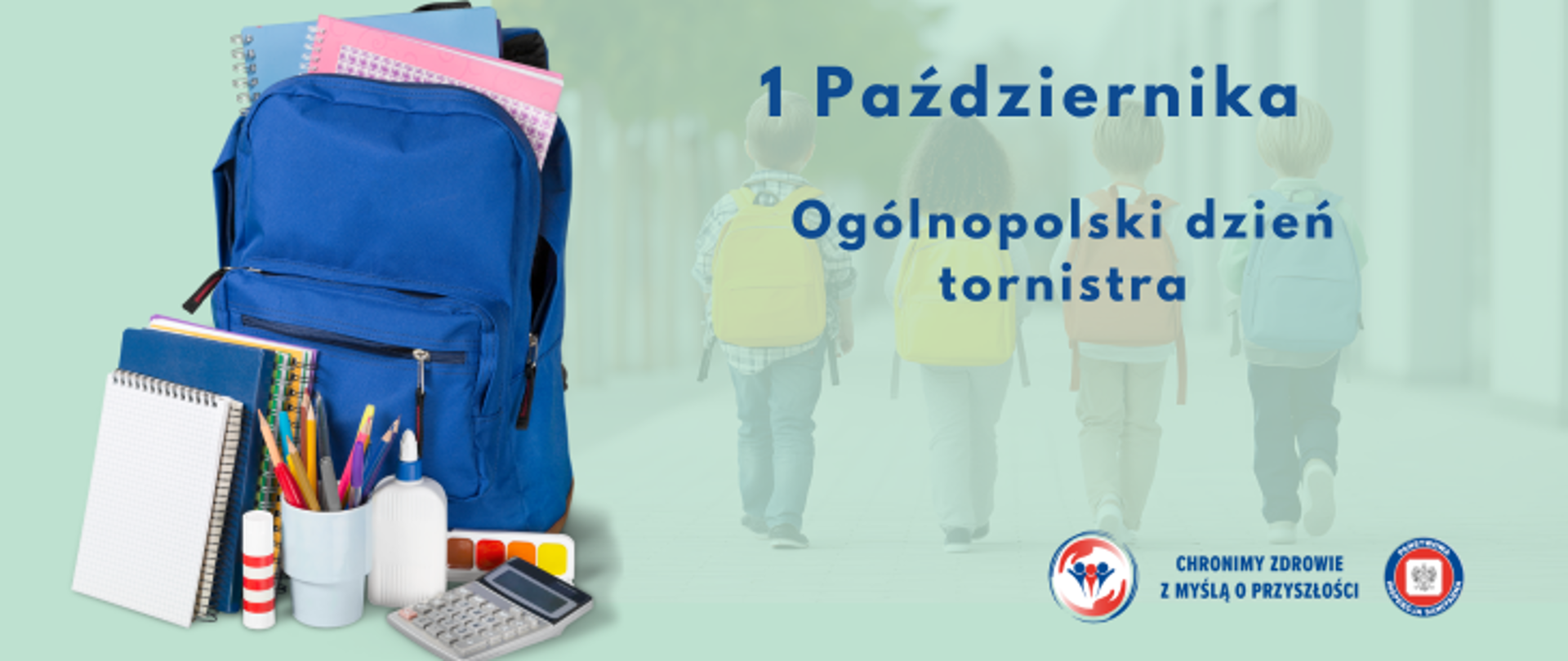 Grafika przedstawia Plecak, z któego wystają zeszyty, obok niego leżą kolejne zeszyty, kalulator, farbki, kleje, kubek z kredkami. W tle widać czwórkę uczniów którzy idą w strone szkoły z plecakami na plecach. Po prawej stronie umieszczono napis 1 Października - Ogólnopolski Dzień Tornistra. w prawym dolnym rogu znajdują sie dwa logo Inspekcji Sanitarnej oraz napis chronimy zdrowie z myślą o przyszłości. 
