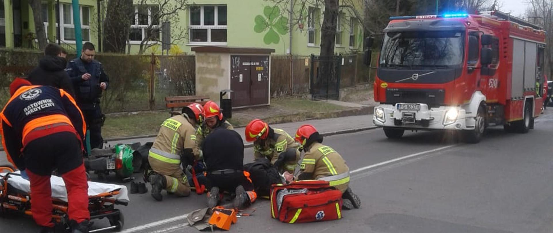 Na drodze w lubsku przy ulicy Kolejowej doszło do kolizji motoroweru i samochodu osobowego. Wyniku zderzenia najbardziej ucierpiał kierujący motorowerem. W danej chwili strażacy i ratownicy medyczni udzielają pomocy medycznej osobie poszkodowanej.