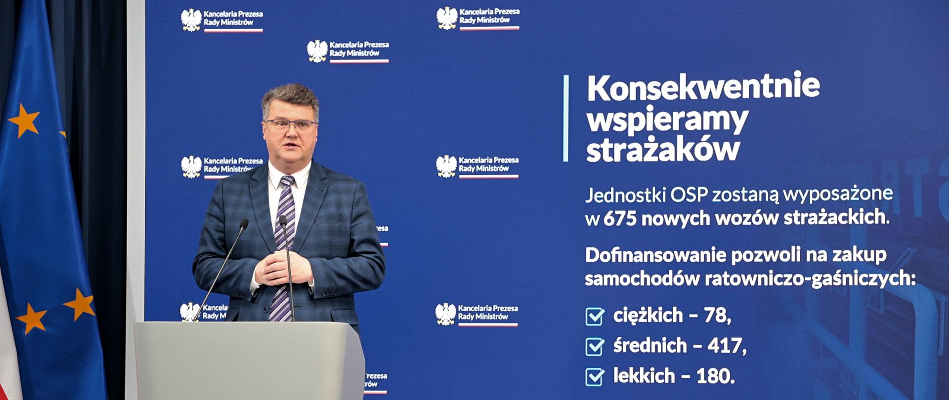 Wiceminister MSWiA Maciej Wąsik w trakcie ogłaszania programu wsparcia na zakup samochodów dla OSP