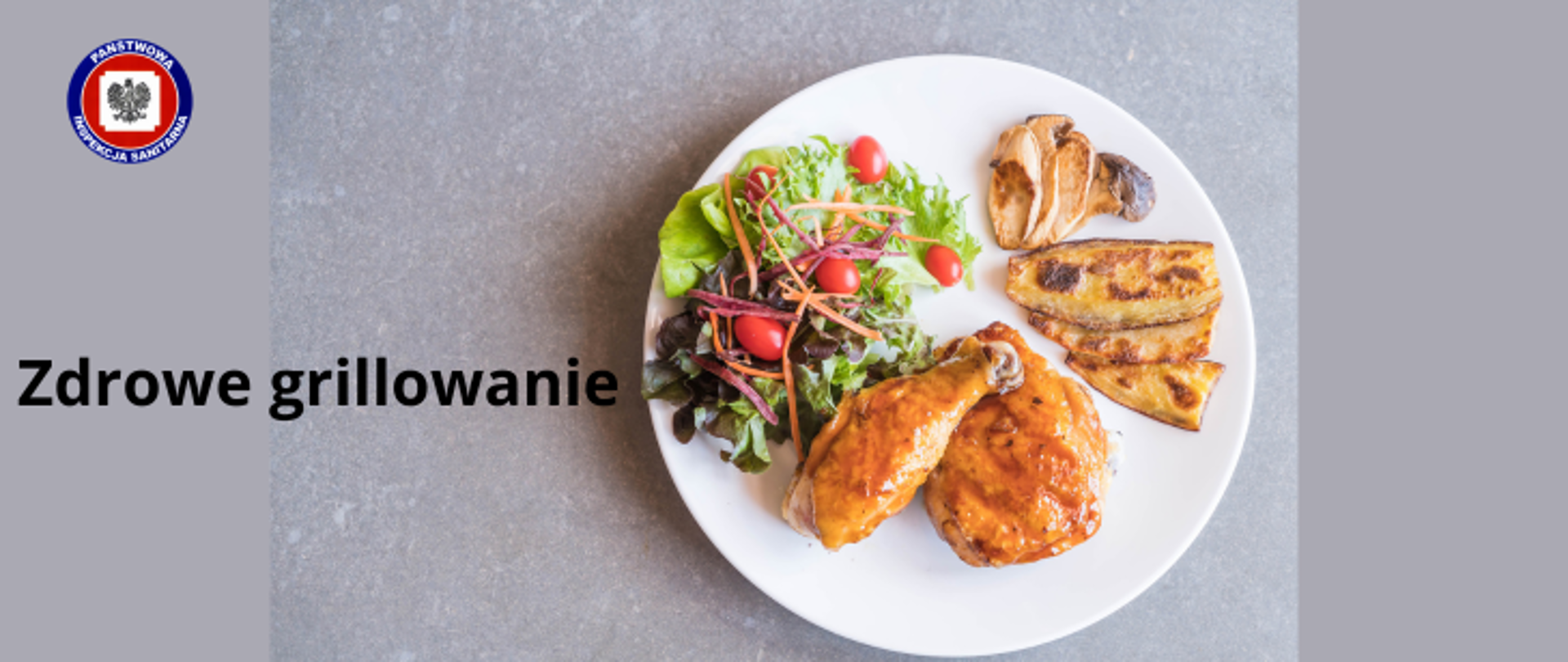 Na szarym tle biały talerz z grillowanym mięsem, grillowanymi warzywami i surówką ze świeżych warzyw: sałaty, marchwi pomidorków koktajlowych. Po lewej stronie napis Zdrowe grillowanie. w prawym górnym rogu logo Państwowej Inspekcji Sanitarnej.