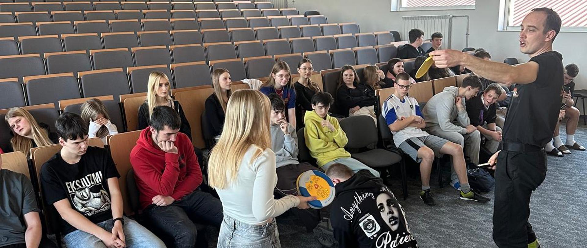 Warsztaty ratownictwa medycznego strażaków PSP z JRG Staszów w Zespole Szkół Rolniczych