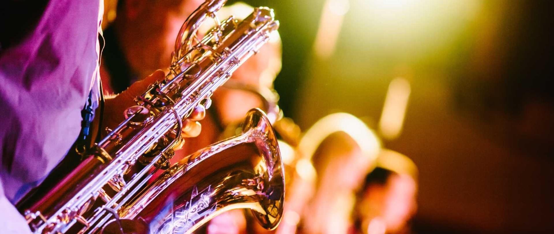 saksofon trzymany w rękach mężczyzny