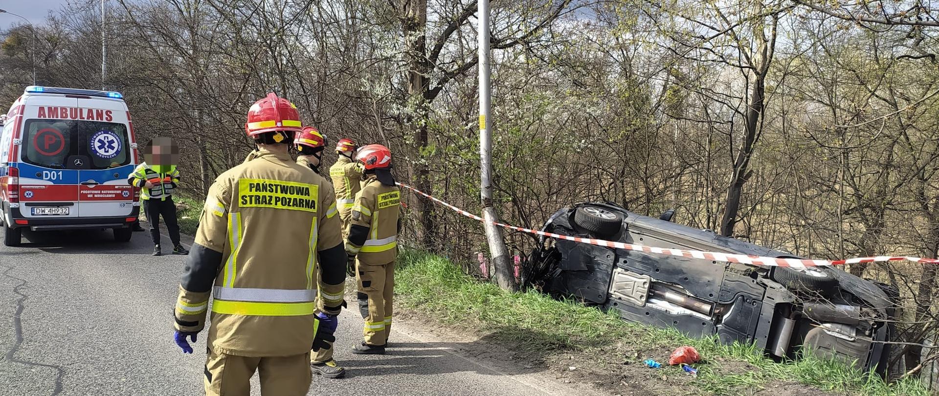 Wypadek samochodu osobowego przy ul. Karkonoskiej we Wrocławiu