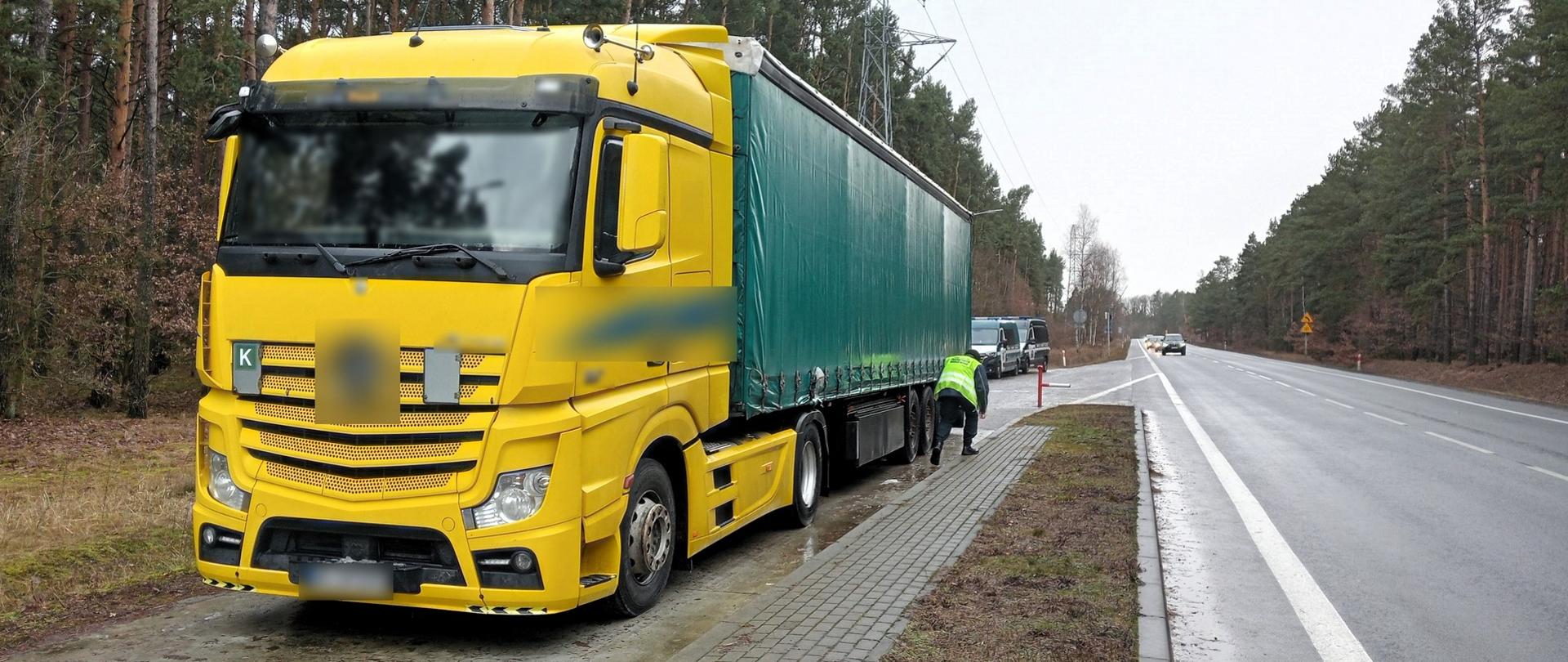 Ciężarówka kontrolowana przez inspektorów wielkopolskiej Inspekcji Transportu Drogowego.