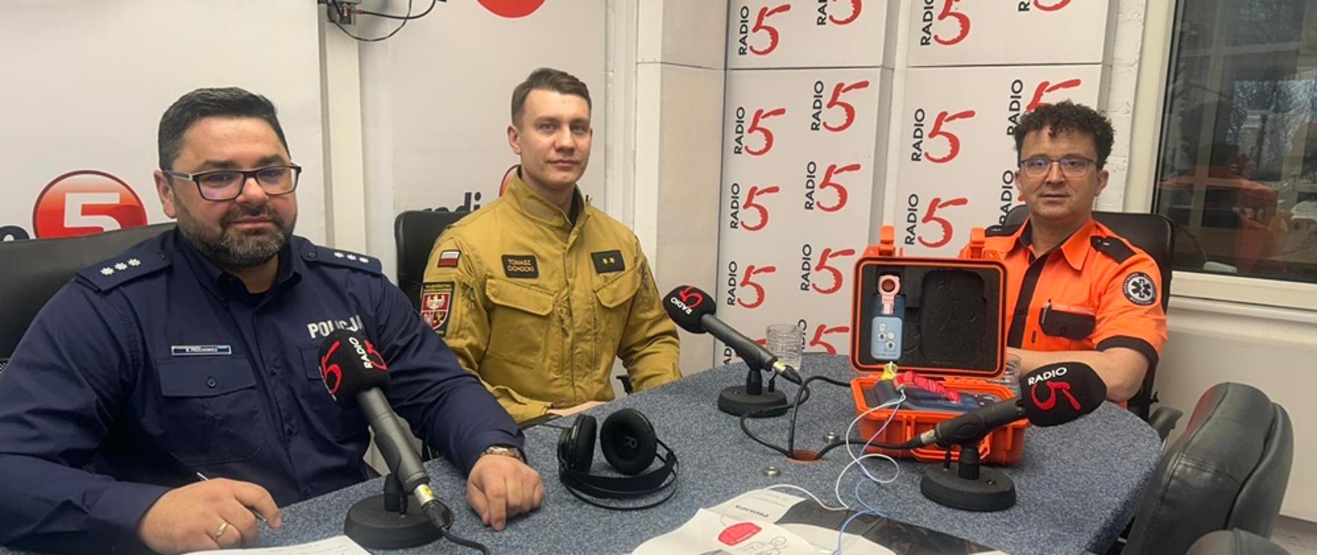 Służby powiatu oleckiego podczas audycji w radiu 