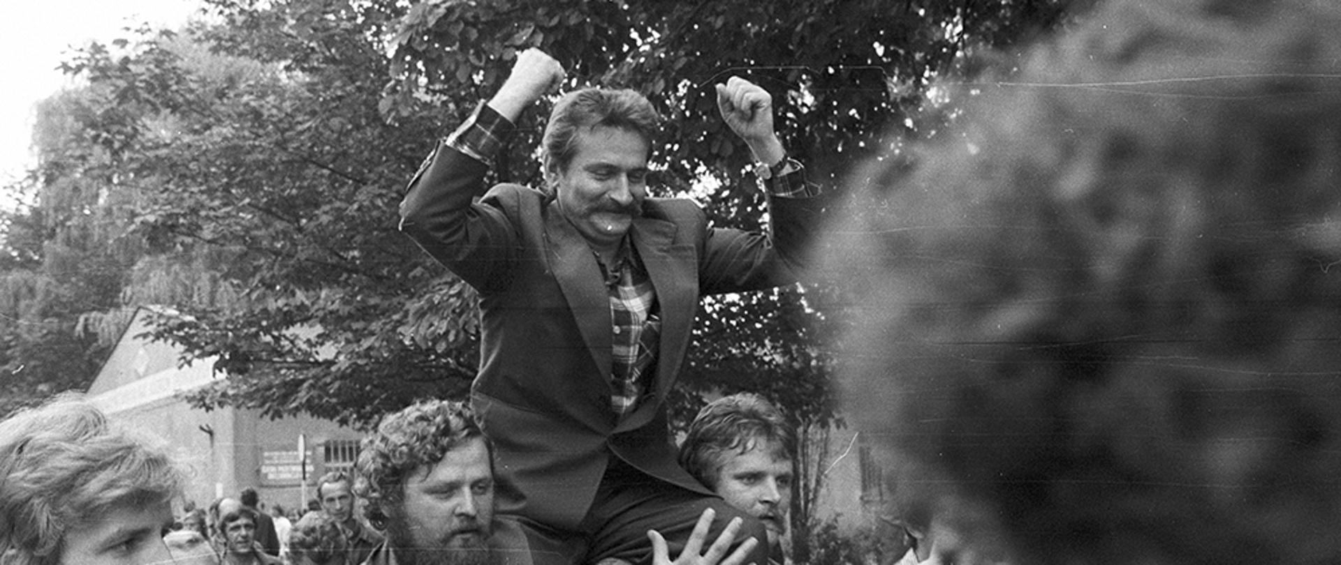 Gdansk, 31.08.1980. Strajk okupacyjny w Stoczni Gdanskiej im. Lenina, n/z Lech Walesa niesiony na ramionach w strone bramy nr 2.,Image: 429777559, License: Rights-managed, Restrictions: UWAGA!!! Cena minimalna dla publikacji w prasie i ksiazkach - 200 PLN xxxx, Model Release: no, Credit line: Witold Gorka / Forum
