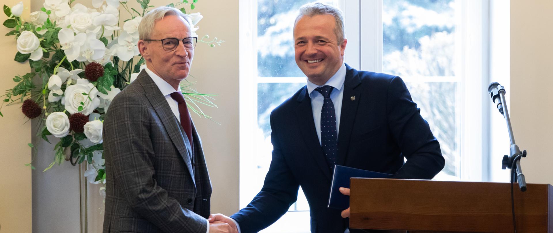 Dwóch mężczyzn podczas uścisku dłoni