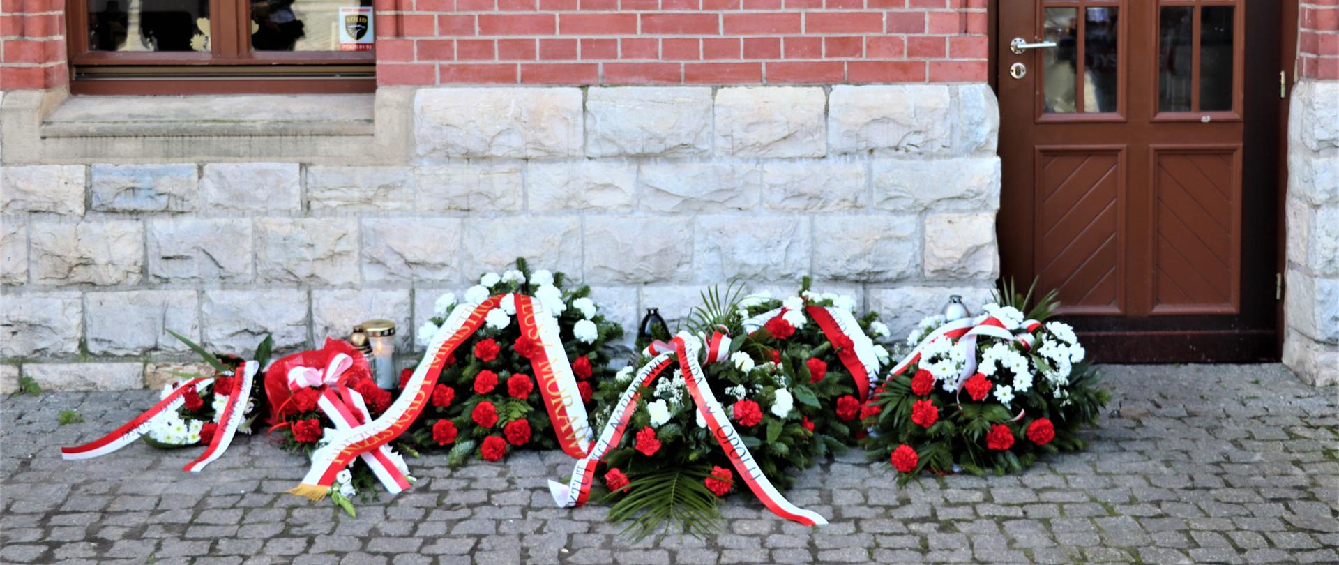 Wieńce przed pomnikiem 