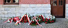 Wieńce przed pomnikiem 