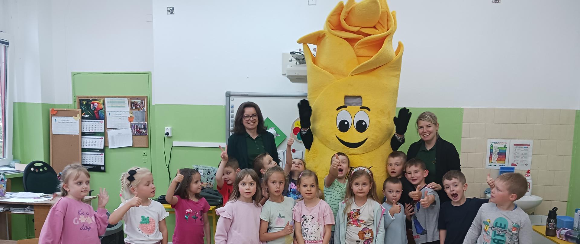 Na zdjęciu grupa dzieci w przedszkolu nr 68 w Szczecinie z maskotką IJHARS.