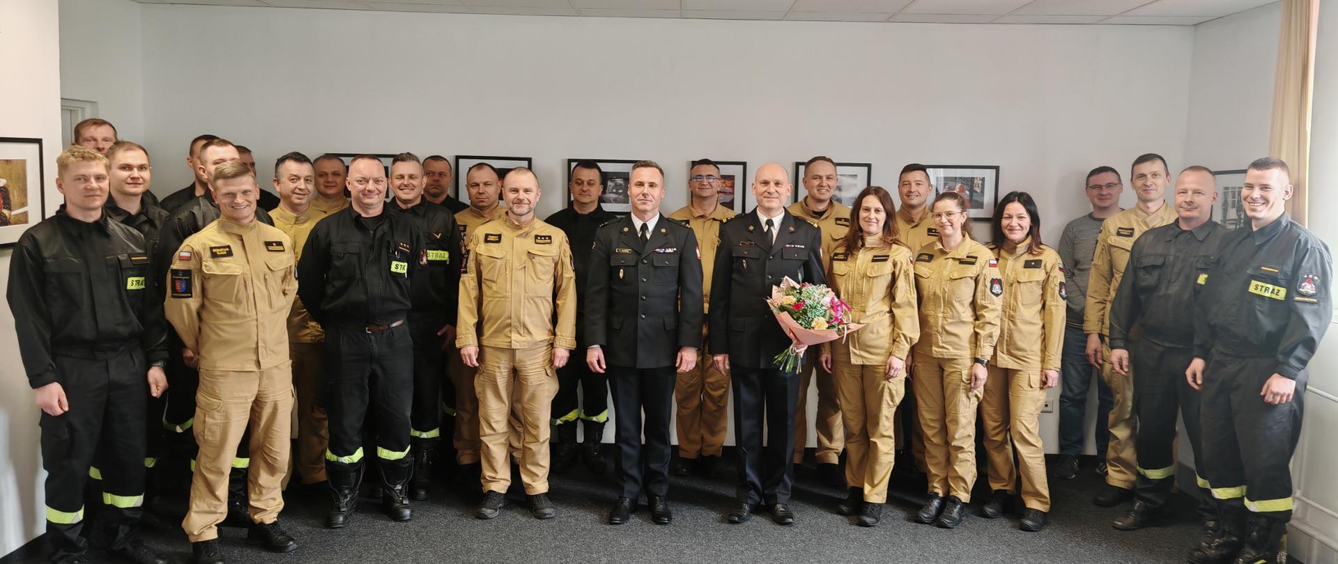 Na zdjeciu widoczny jest Komendant Powiatowy Państwowej straży Pożarnej w Ostrowcu Świętokrzyskim mł. bryg Marcin Jasiński wraz z nowym zastępcą Komendanta Powiatowego Państwowej Straży Pożarnej w Ostrowcu Świętokrzyskim bryg. Pawła Jopa oraz pracownicy cywilni wraz funkcjonariuszami.