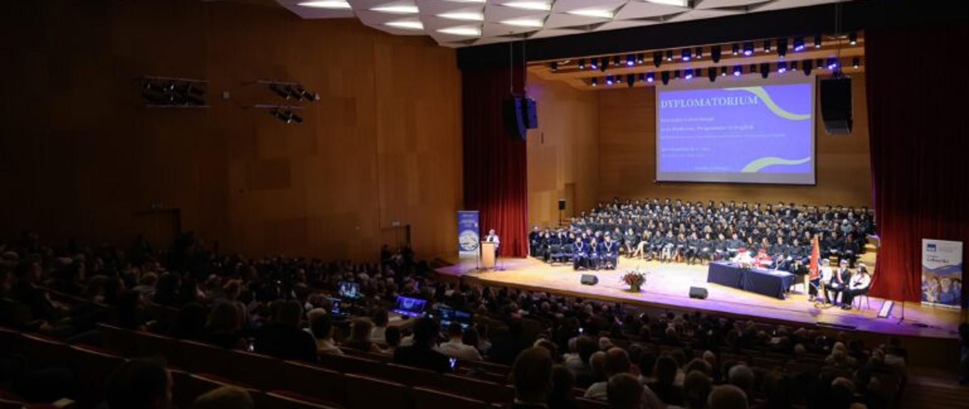 Zdjęcie przedstawia uczestników dyplomatorium kierunku lekarskiego Uniwersytetu Rzeszowskiego