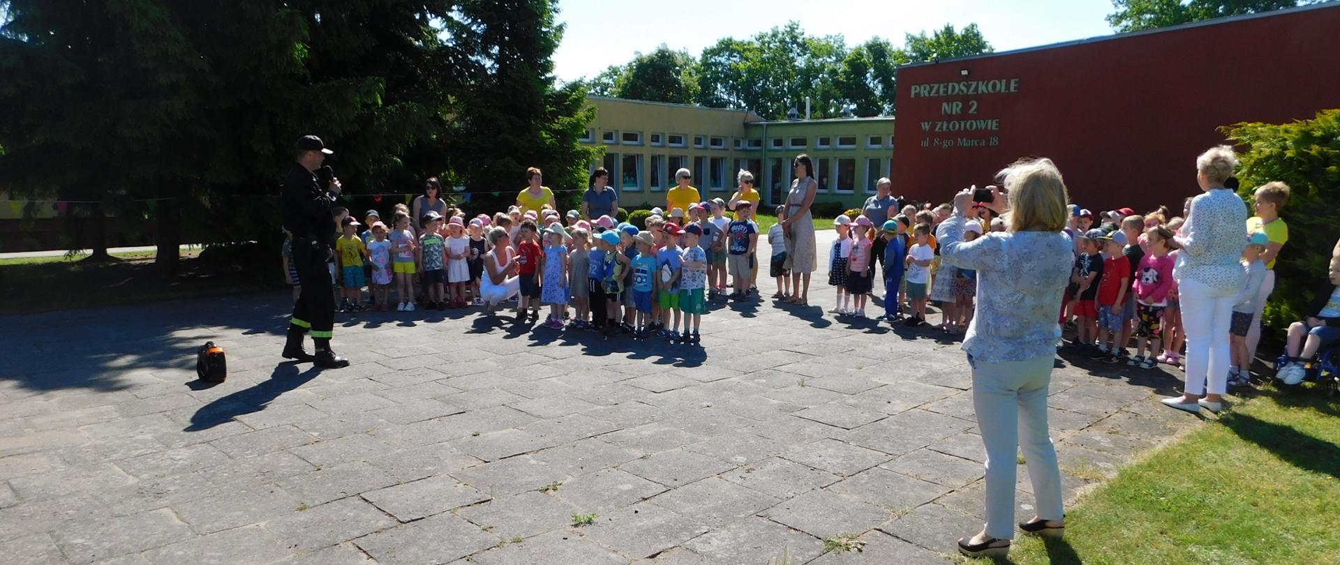 Przed pokazem sprzętu strażackiego trwa omówienie pracy strażaków.