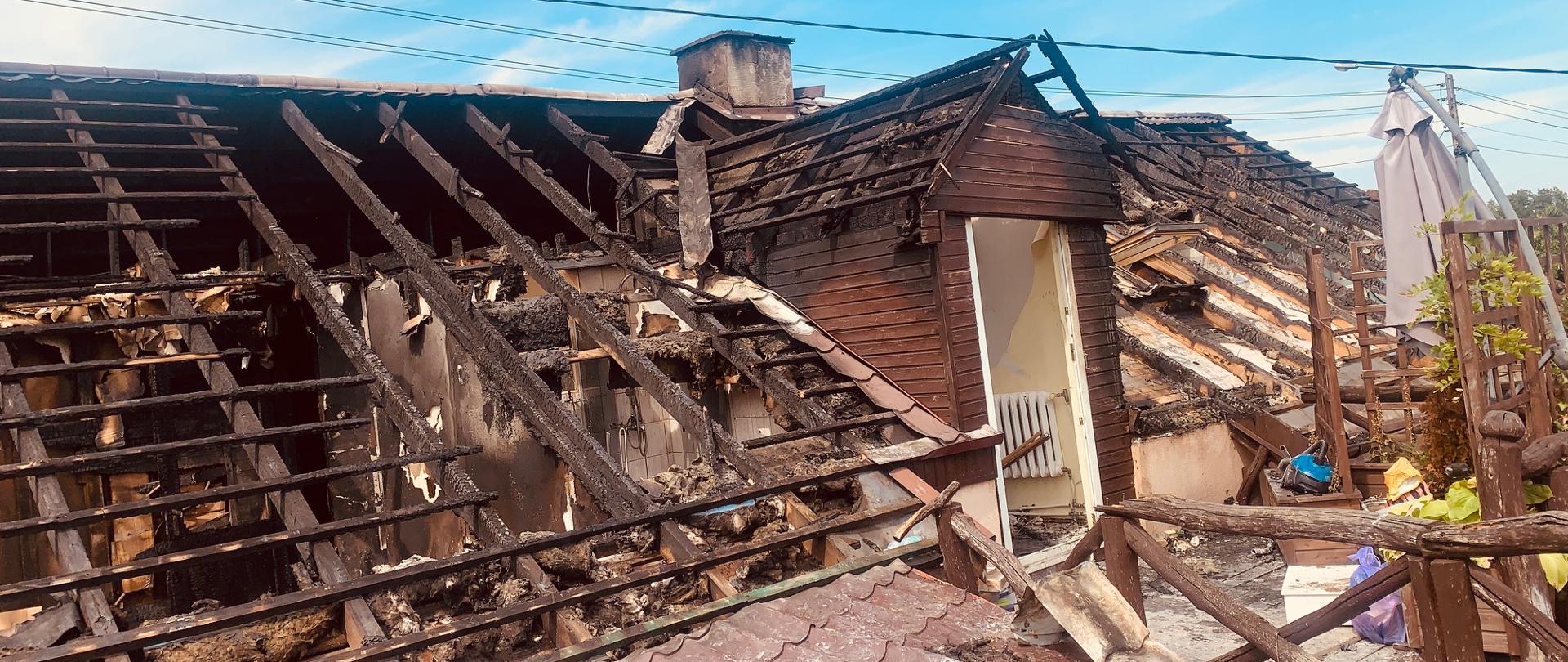 Na zdjęciu widać nadpalone wnętrze poddasza budynku mieszkalnego po zdjęciu blachodachówki