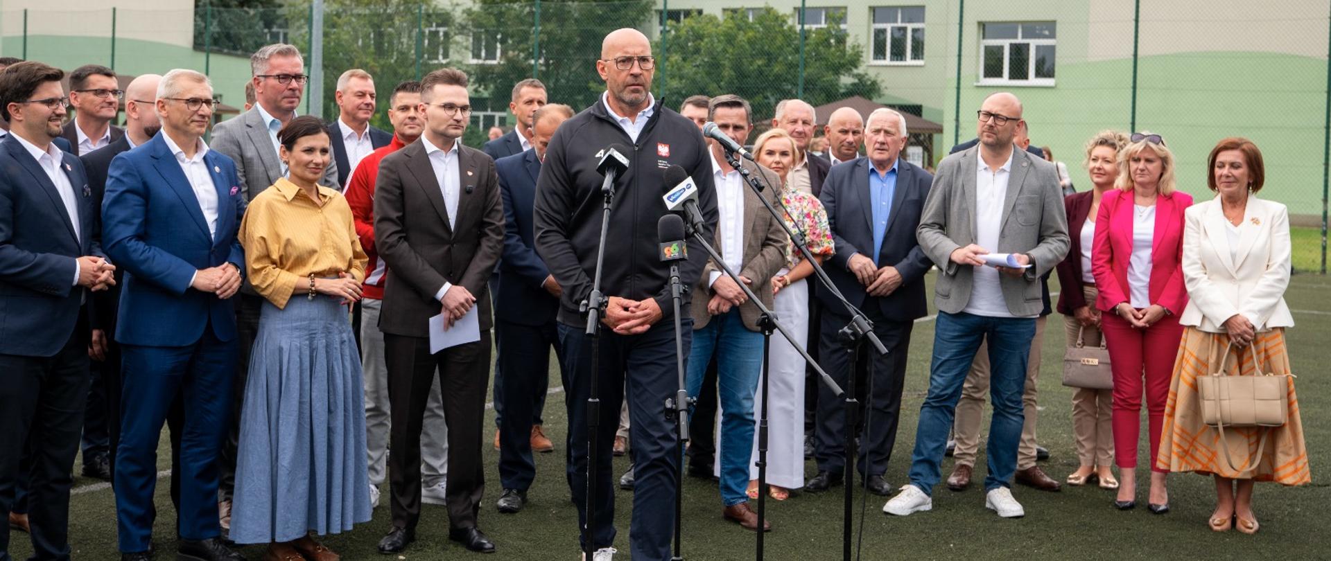 Uczestnicy konferencji prasowej, podczas której minister sportu i turystyki Jakub Rutnicki ogłosił wyniki rządowego Programu rewitalizacji Orlików - edycja 2026 