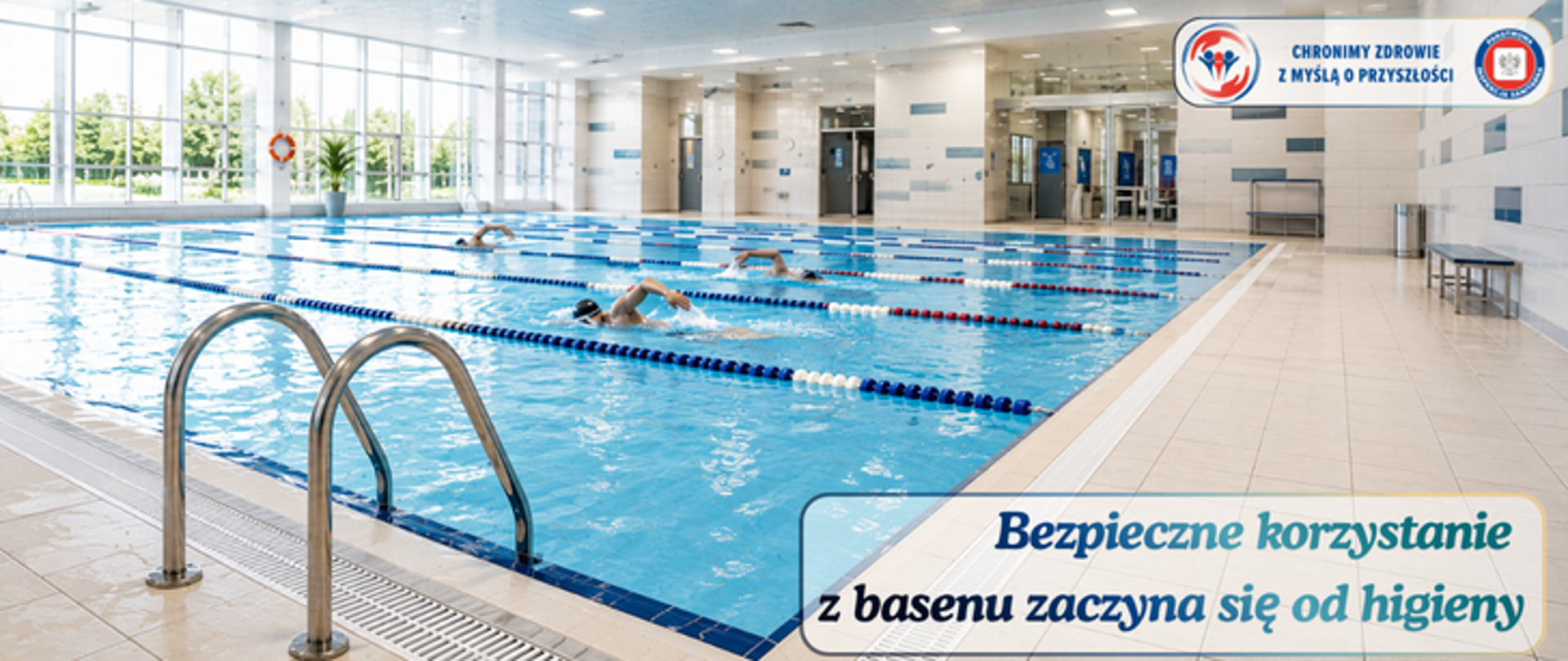 Jasna hala basenu sportowego z kilkoma osobami pływającymi na torach. W prawym górnym rogu widoczne są logo Państwowej Inspekcji Sanitarnej wraz z hasłem: „Chronimy zdrowie z myślą o przyszłości”. W prawym dolnym rogu znajduje się ciemny napis: „Bezpieczne korzystanie z basenu zaczyna się od higieny”.
