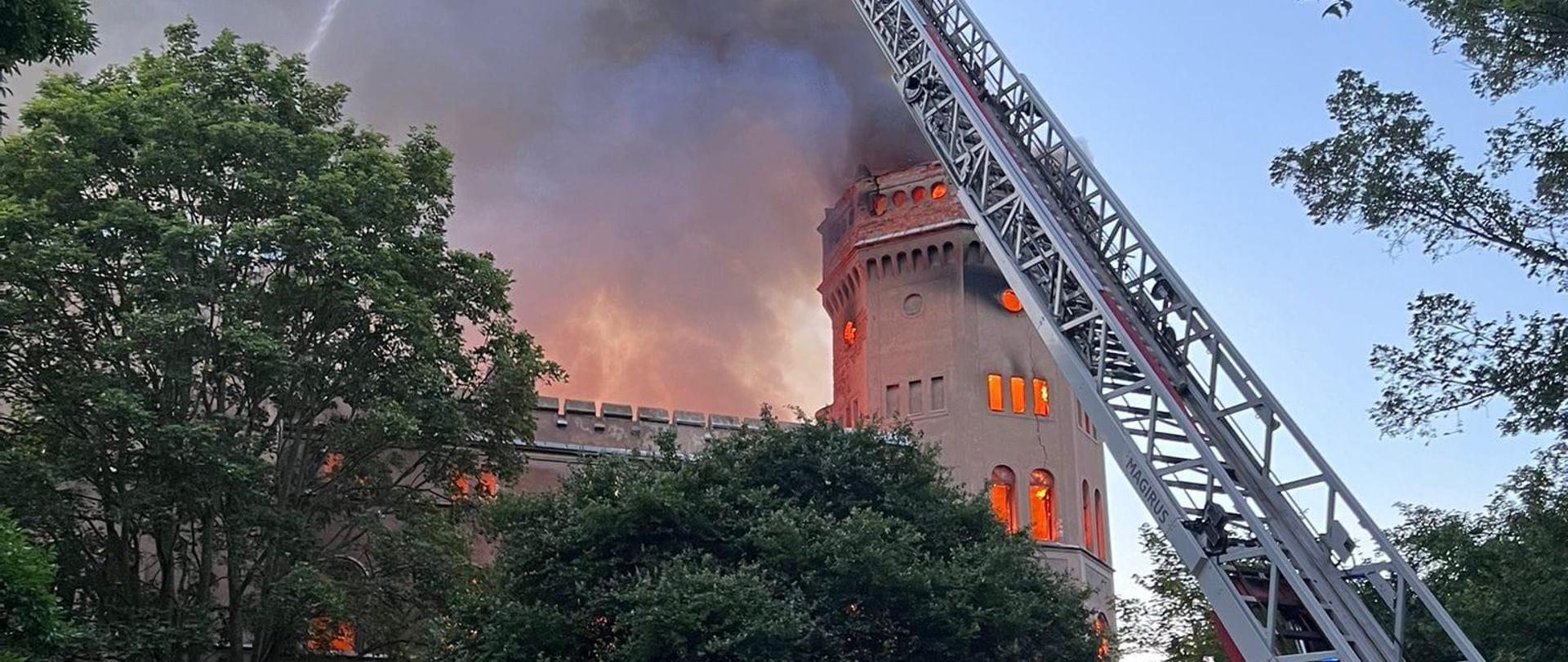 pożar opuszczonego budynku Pałacu Stolbergòw przy ul. Pęgowskiej 1c we Wrocławiu.