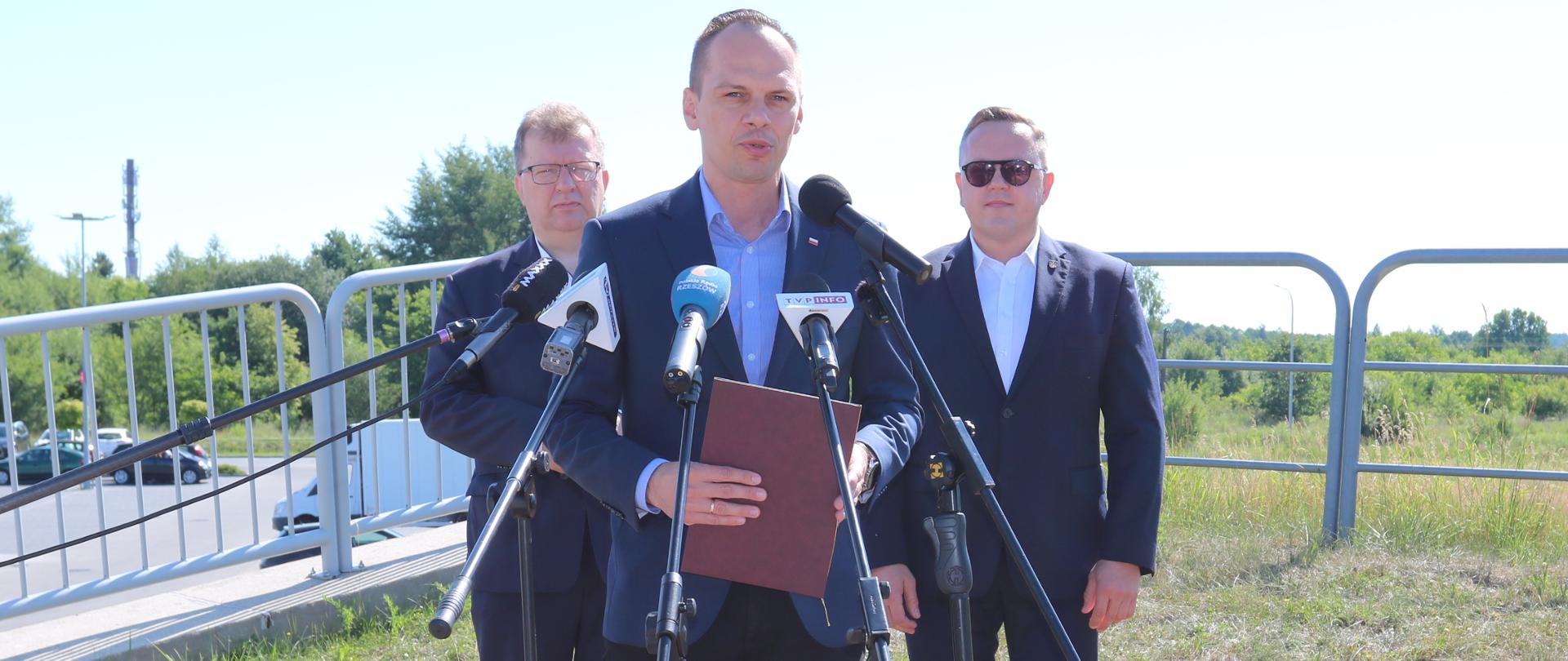 Wiceminister Rafał Weber podczas konferencji dotyczącej otrzymania przez Krosno rządowego dofinansowania na budowę odcinka drogi od ul. Bieszczadzkiej do ul. Sikorskiego w wysokości 20 mln zł.
