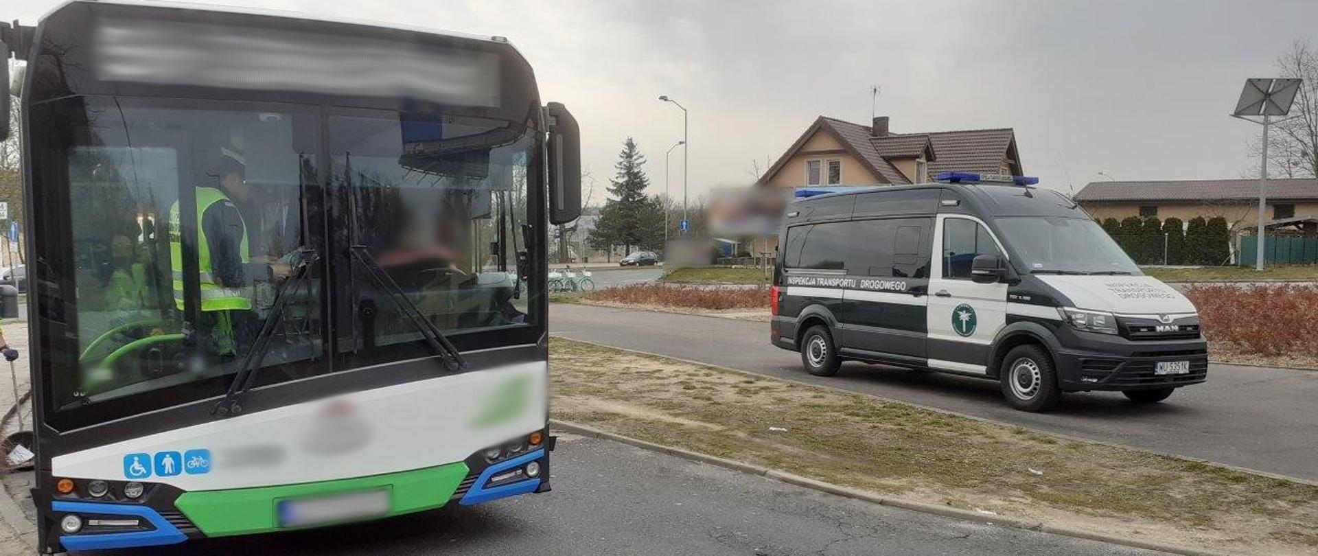 Inspektor zachodniopomorskiej ITD stoi w autobusie miejskim i pobiera dokumenty od kierowcy. Obok autobusu stoi radiowóz ITD typu furgon.