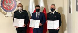Zdjęcie przedstawia Michała Dworczyka, szefa Kancelarii Prezesa Rady Ministrów, nadbryg. Andrzeja Bartkowiaka, komendanta głównego PSP i dh. Waldemara Pawlaka, prezesa ZG ZOSP RP po podpisaniu listów intencyjnych.