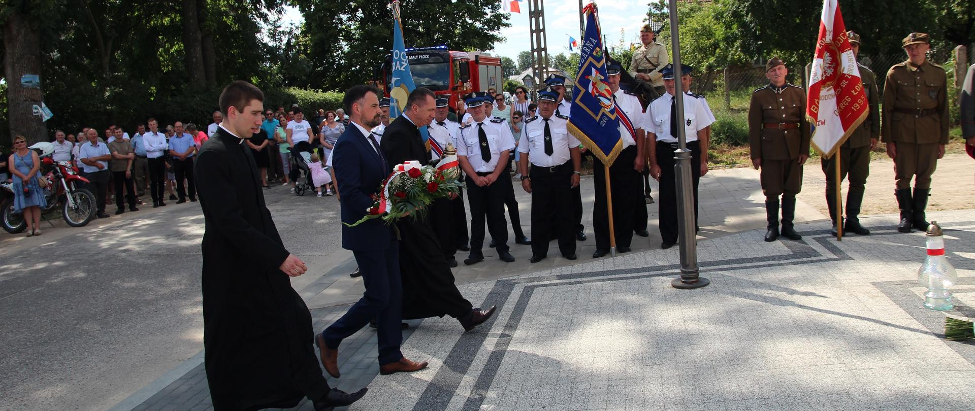 Wicewojewoda Marcin Sekściński składa kwiaty przed pomnikiem Bitwy Warszawskiej.