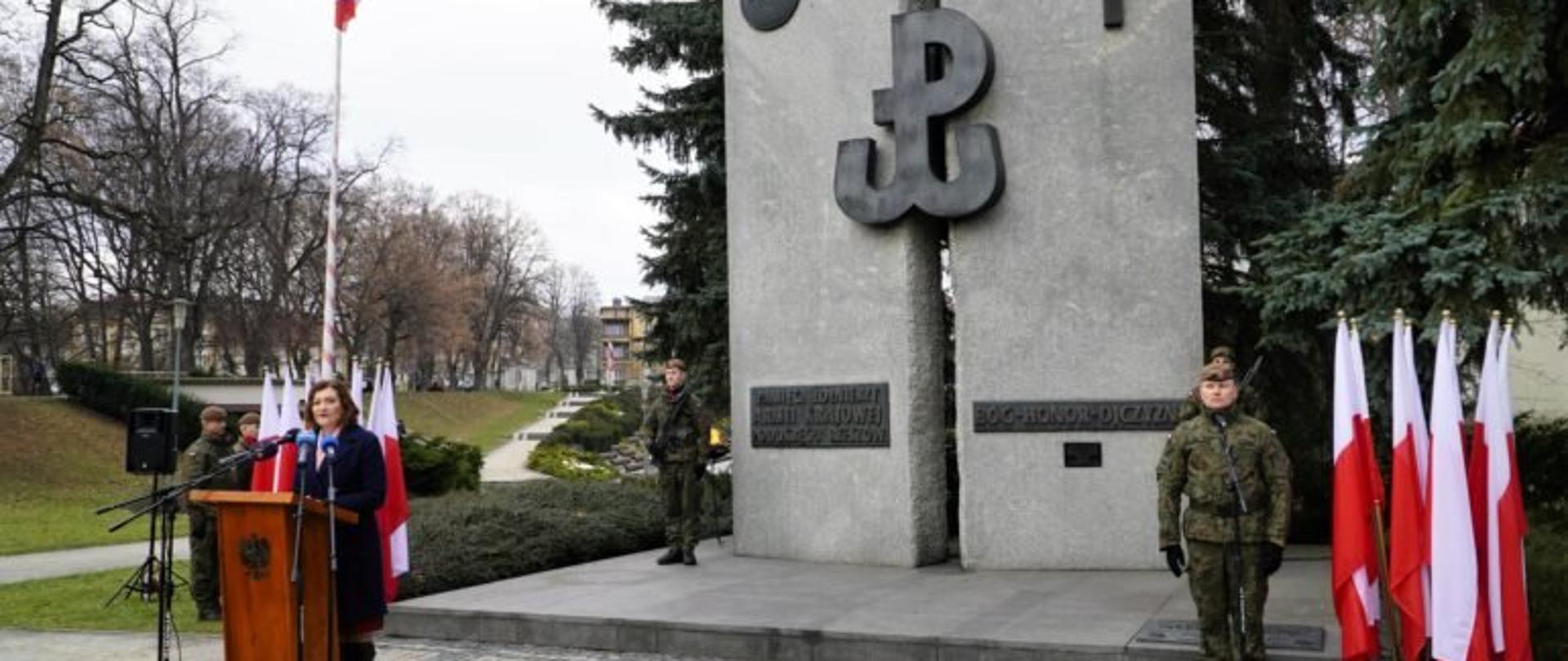 Wojewoda podkarpacki Ewa Leniart przy mównicy przy Pomniku Pamięci Żołnierzy Armii Krajowej Podokręgu Rzeszów