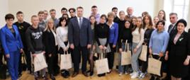 Spotkanie Ministra Edukacji i Nauki z polskimi i ukraińskimi uczniami Zespołu Szkół Ekonomicznych w Lublinie. Zdjęcie grupowe, minister stoi w otoczeniu uczniów.