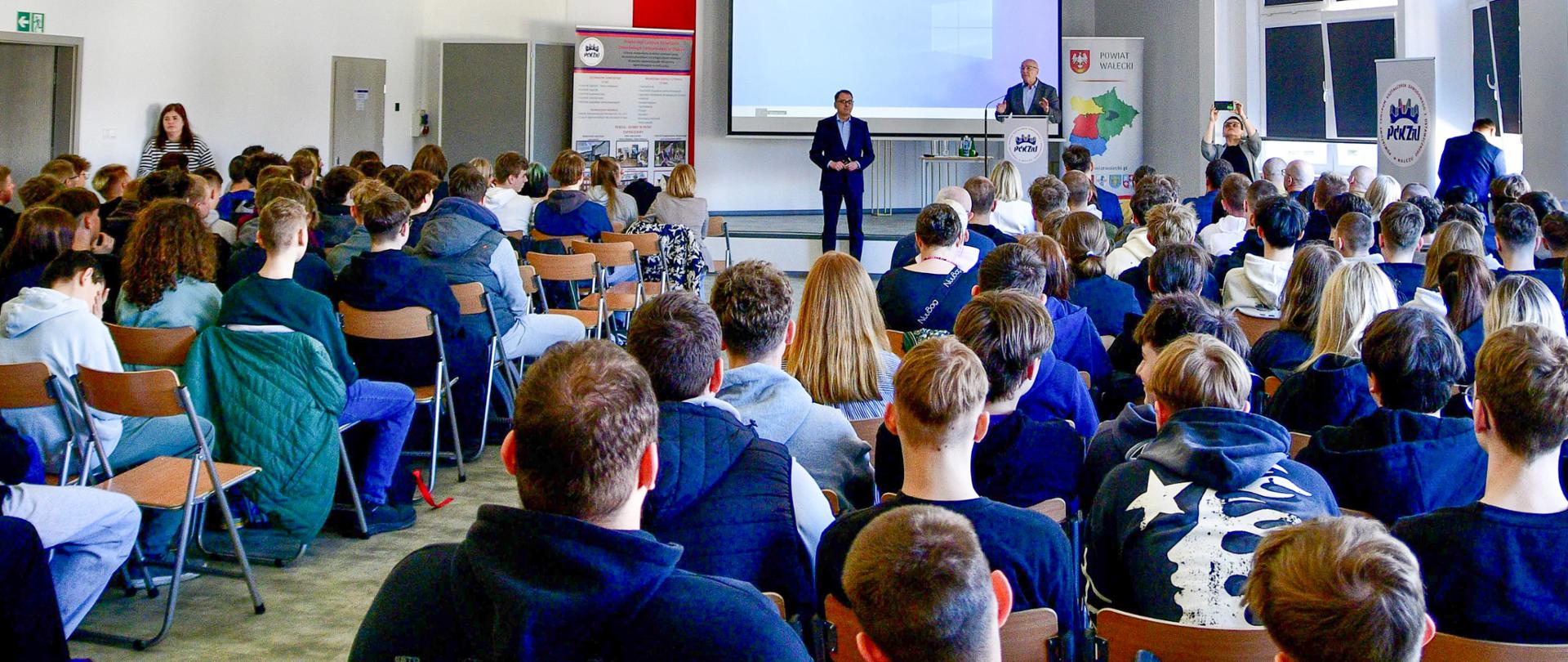 wicewojewoda prowadzi lekcję w Wałczu