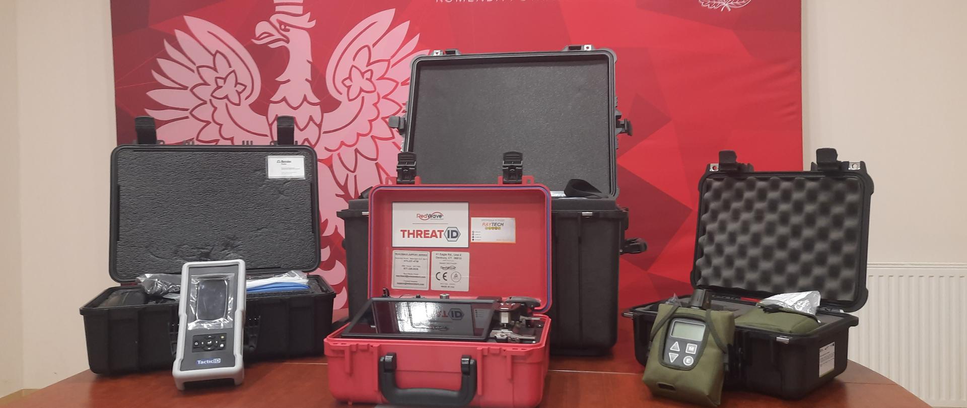 Na zdjęciach widać pozyskany sprzęt analityczny.