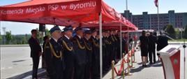 Zgromadzeni goście pod czerwonym zadaszeniem