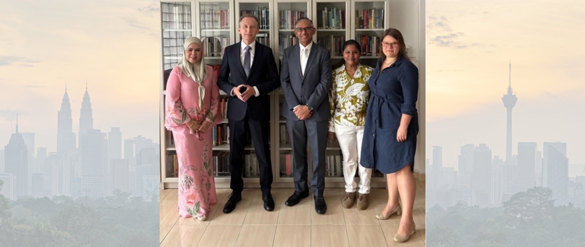 Spotkanie Ambasadora RP Krzysztofa Dobrowolskiego z reprezentującymi Malezję uczestnikami misji handlowej do Polski.