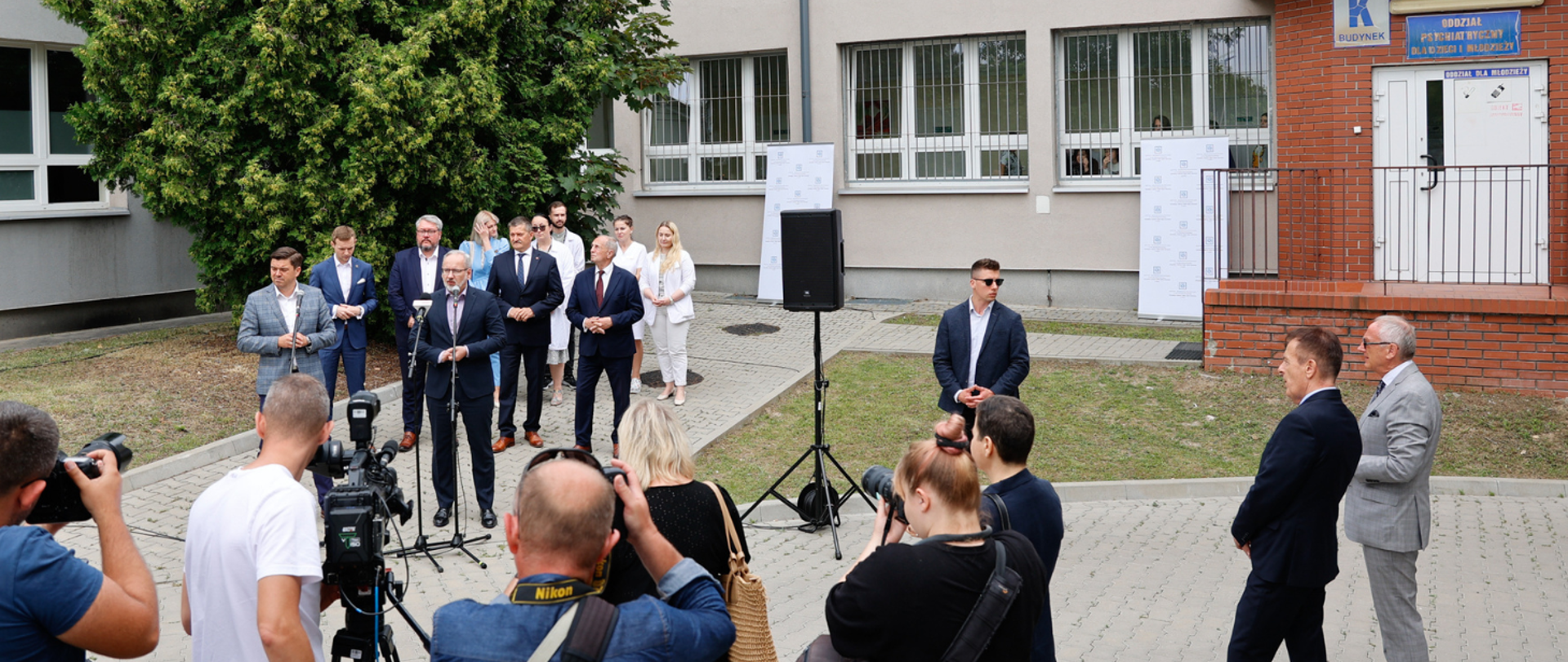 Konferencja ministra zdrowia przed budynkiem Oddziału Psychiatrycznego dla Dzieci i Młodzieży.