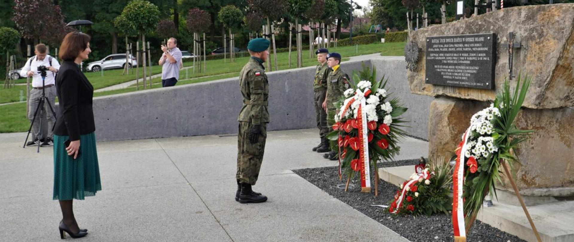 Wojewoda podkarpacki Ewa Leniart podczas uroczystości składania wieńców