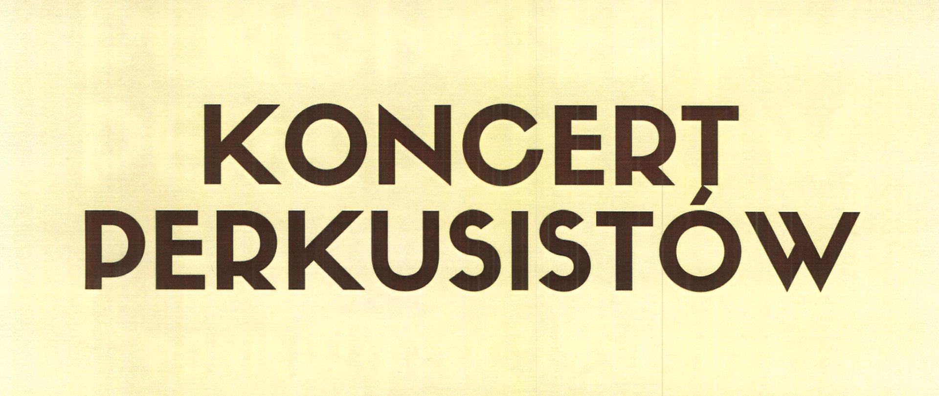 Plakat z wydarzeniem - Koncertem perkusistów, który odbędzie się w dniu 19 czerwca 2023r. o godz. 17:00 w auli ZPSM w Dębicy; napisy na plakacie są w kolorze brązowym, tło jest żółte, w połowie plakatu pomarańczowe, na tym tle znajduje się bębenek z pałeczkami i nutami
