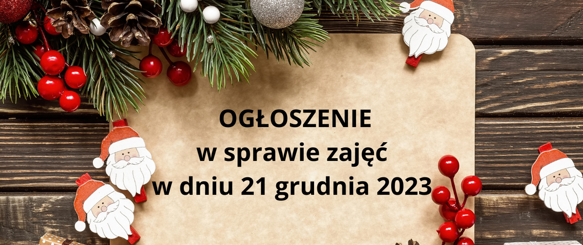 Na brązowych deskach beżowa kartka z napisem: "Ogłoszenie w sprawie zajęć w dniu 21 grudnia 2023". U góry obrazka choinkowe gałązki. Na zdjęciu także klamerki a głowami mikołajkowymi.