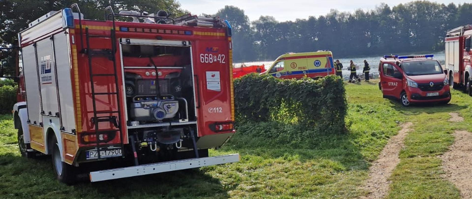 Trawa samochód strażacki karetka pogotowie