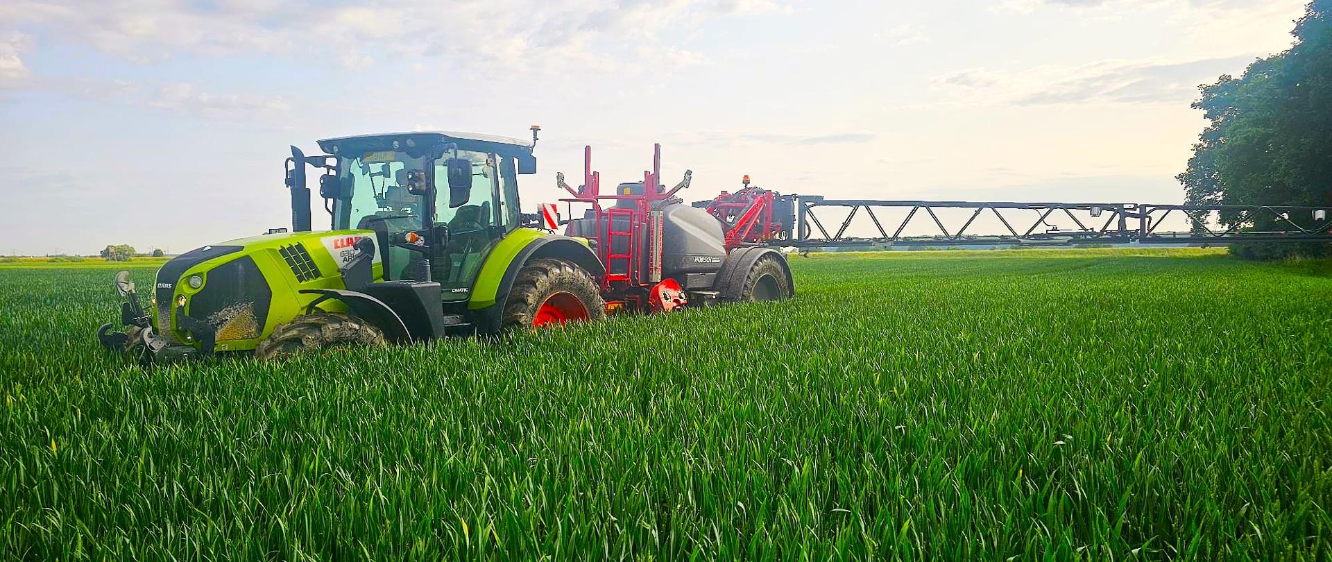 Zdjęcie przedstawiające opryskiwacz polowy w trakcie wykonywania zabiegu