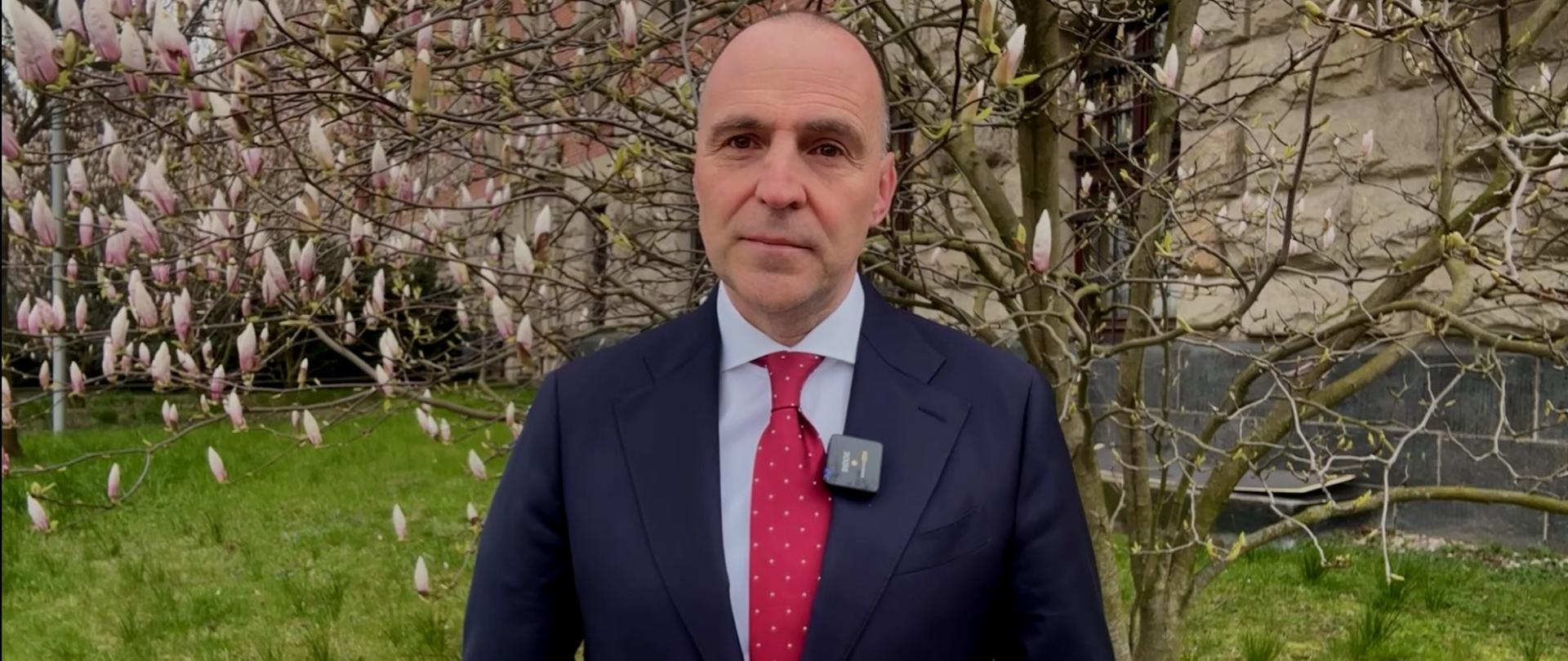 wojewoda Adam Rudawski na tle magnolii 