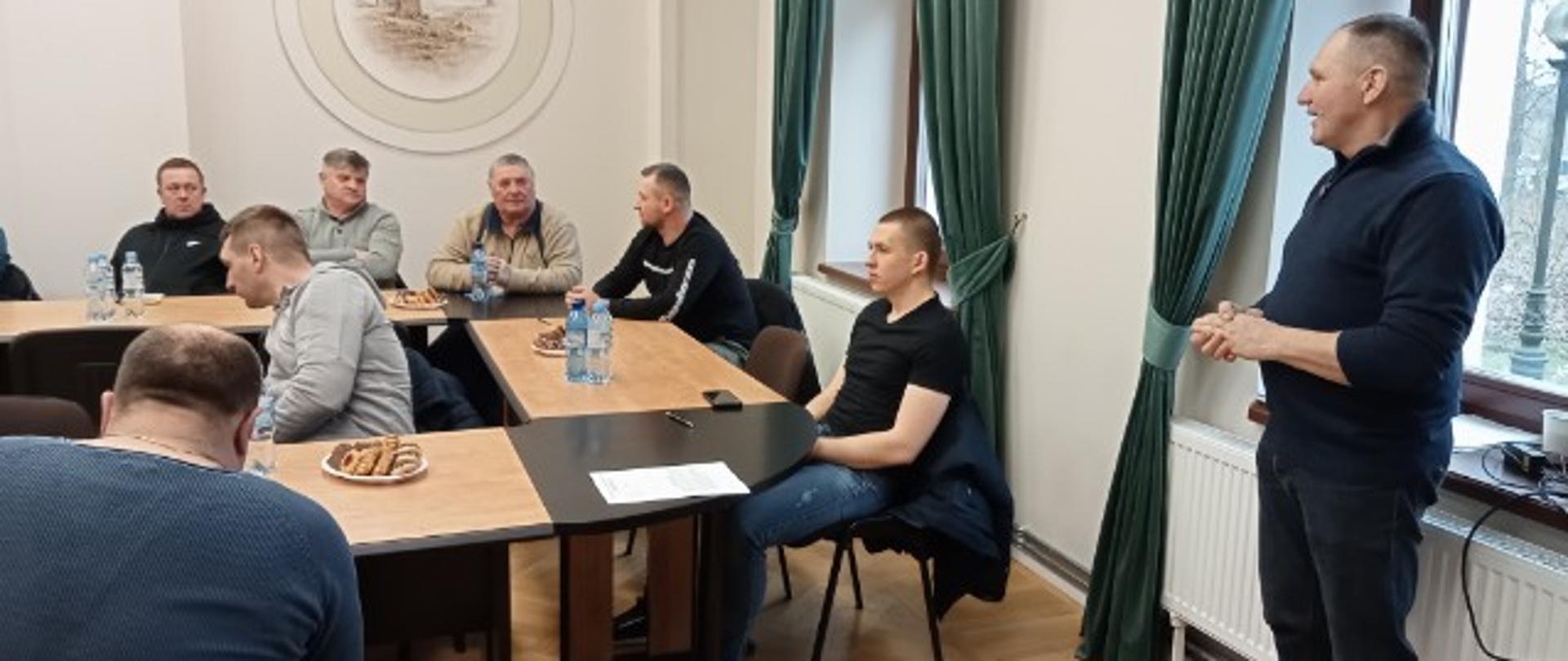 Uczestnicy szkolenia siedzą na sali konferencyjnej. Od prawej strony plecami do okna a
przodem do słuchaczy stoi Inspektor i prowadzi wykład