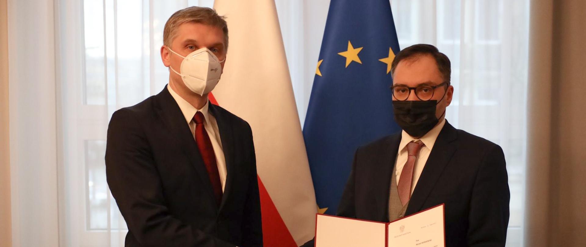 Minister Piotr Nowak wręcza powołania Ministrowi Michałowi Wiśniewskiemu 