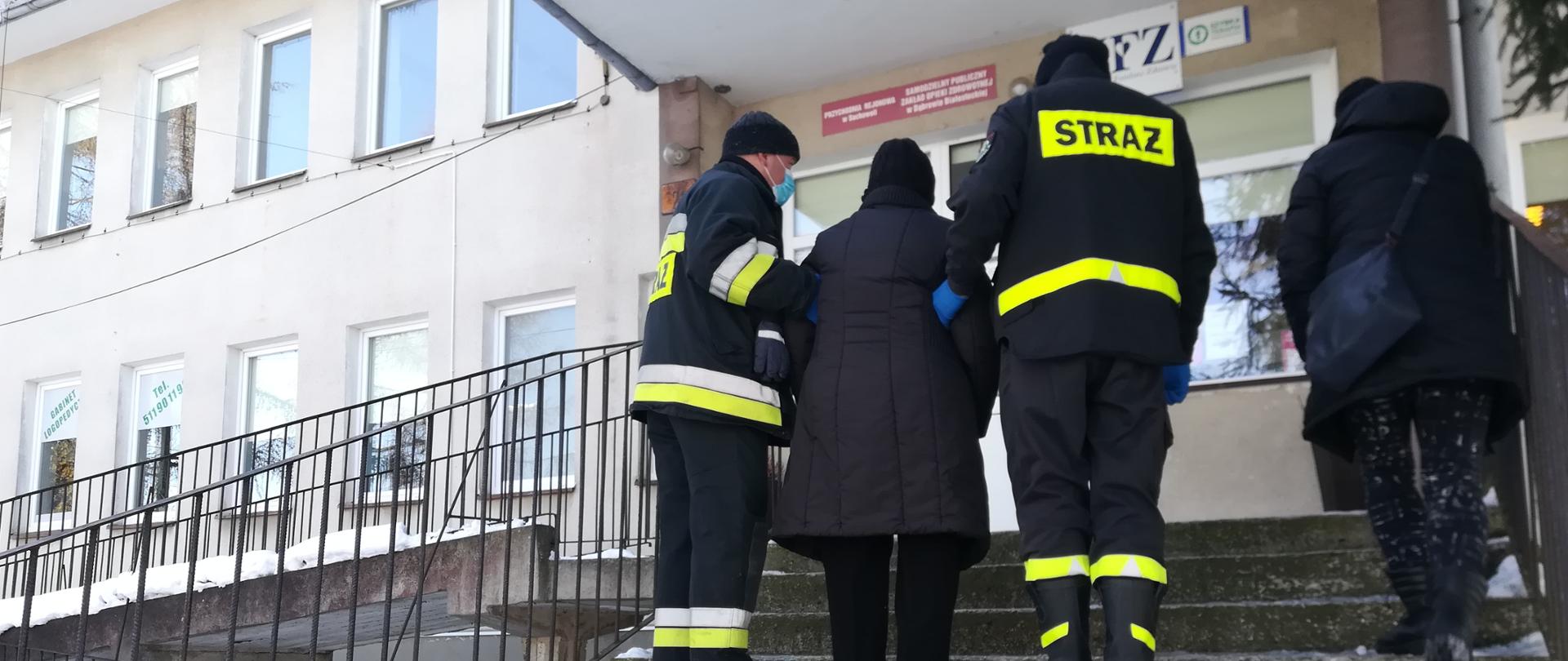 Zdjęcie przedstawia strażaków OSP dowożących ludzi na szczepienia przeciw COVID19