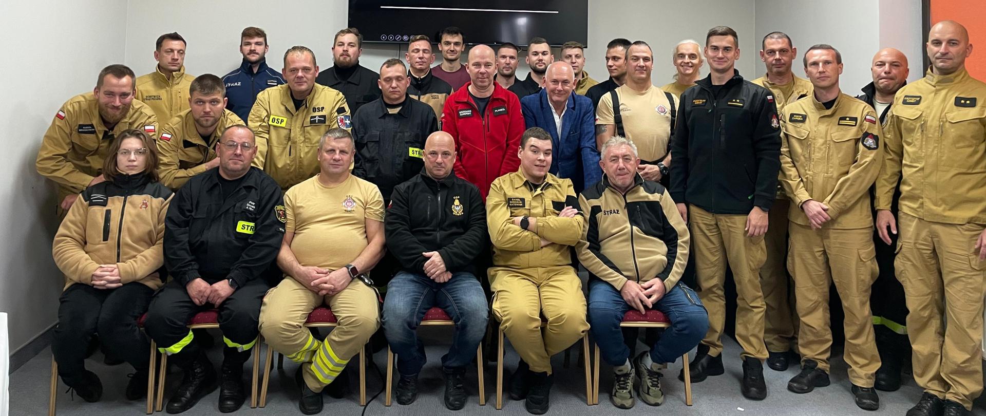 Uczestnicy i kadra szkolenia dowódców OSP