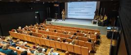 Na zdjęciu st. kpt. Paweł Wójtowicz naczelnik Wydziału Operacyjno - Rozpoznawczego podczas szkolenia, za nim prezentacja ze slajdem Rekomendacje dotyczące miejsc schronienia 