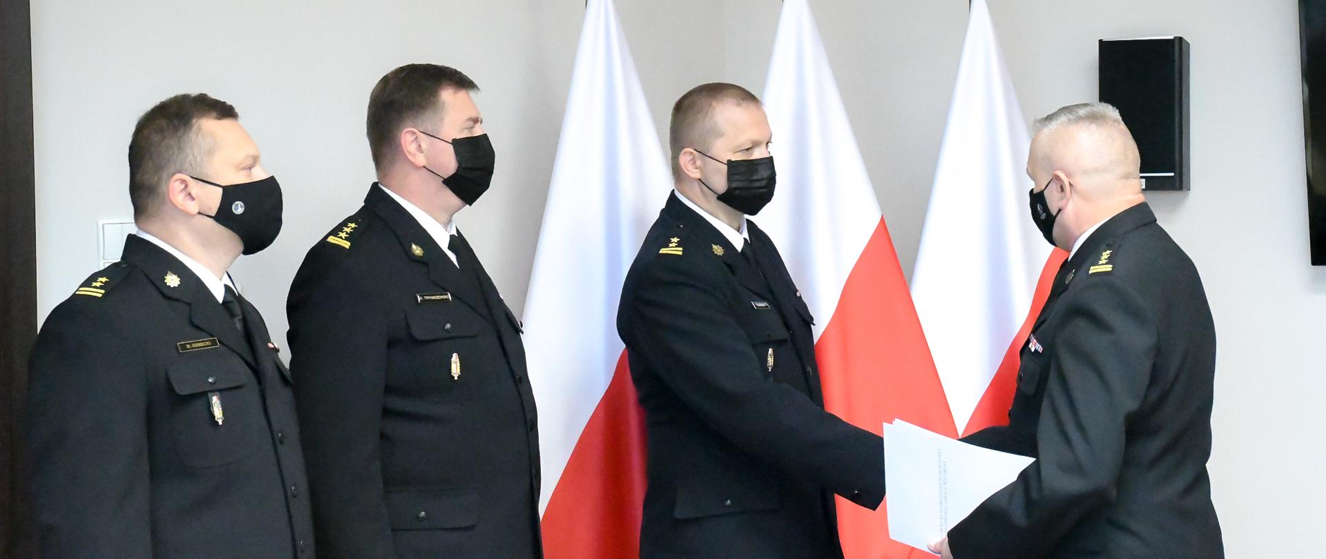 Wręczenie aktu powołania na stanowisko zastępcy komendanta powiatowego PSP w Grodzisku Maz. bryg. Piotrowi Księżakowi przez st. bryg. Dariusza Stumskiego – zastępcę mazowieckiego komendanta wojewódzkiego PSP.