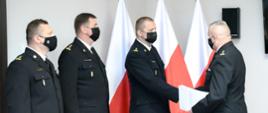Wręczenie aktu powołania na stanowisko zastępcy komendanta powiatowego PSP w Grodzisku Maz. bryg. Piotrowi Księżakowi przez st. bryg. Dariusza Stumskiego – zastępcę mazowieckiego komendanta wojewódzkiego PSP.