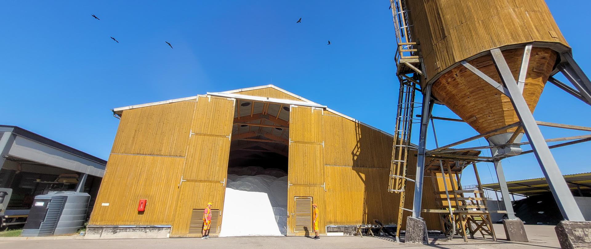 Zapasy soli w magazynie na terenie obwodu utrzymania drogi w Dysie k. Lublina