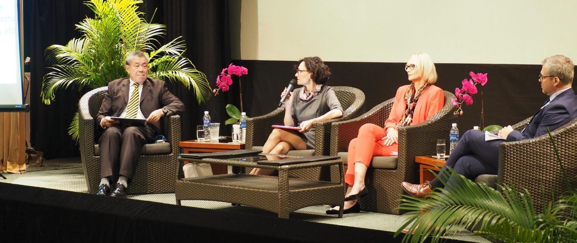 Dyskusja panelowa "Perspektywa Europy Środkowo-Wschodniej wobec wyzwań dla Europy" w Tanglin Club z udziałem ambasador Polski, Magdaleny Bogdziewicz, ambasador Ukrainy, Kateryny Zelenko i ambasadora Estonii - Priita Turka 